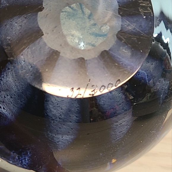 Anton Intaglio Hand Blown Glass Paperweight Signed and Numbered 1992 32/3000 - Picture 9 of 12